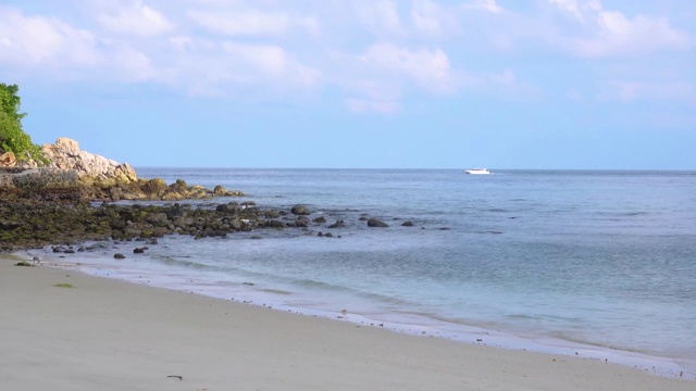 风景景观koh larn岛受欢迎的热带海滩在一个炎热的天气和晴朗的一天在芭堤雅市春武里省泰国。视频素材