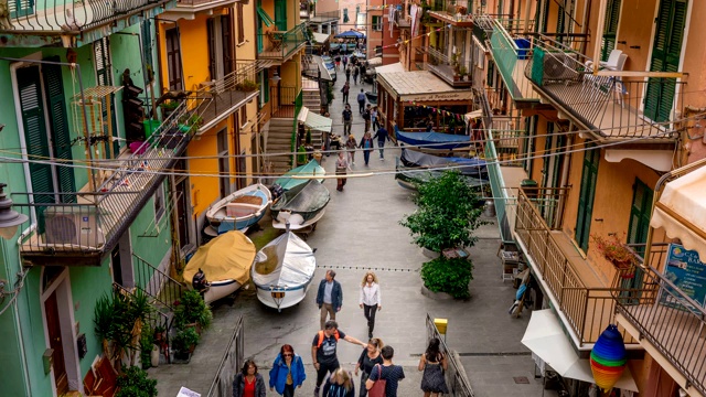 意大利人走在利古里亚的旧村Vernazza。假期在意大利视频下载