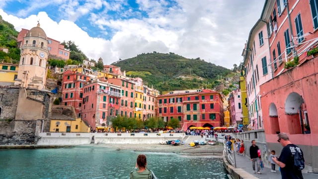 在古老的村庄Vernazza, Cinque Terre，利古里亚，意大利。假期在意大利视频下载