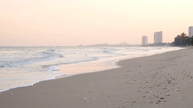 沙滩上的海浪和夕阳，4k分辨率视频素材