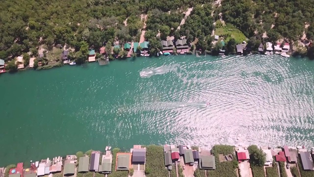 鸟瞰图不同的船舶上的河流和平房沿海岸线视频素材