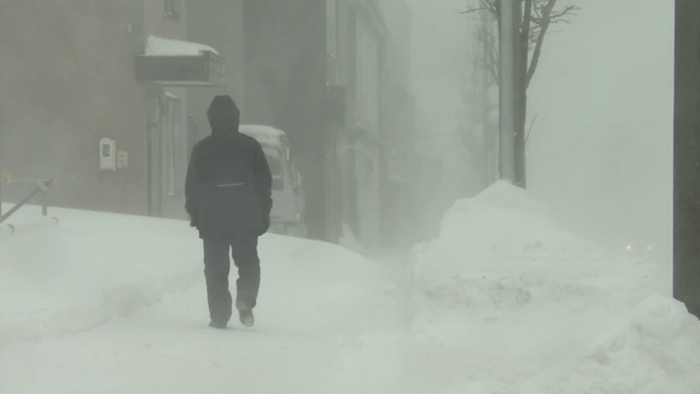 一个在暴风雪中行走的人，日本北海道视频素材