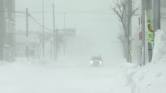 汽车在暴风雪中行驶，北海道，日本视频素材