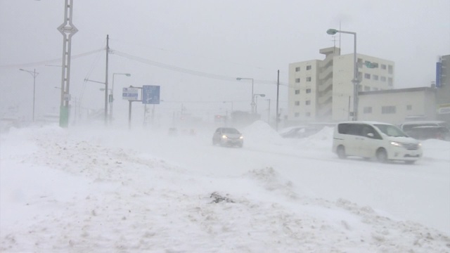 汽车在暴风雪中行驶，北海道，日本视频素材