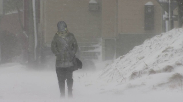 在暴风雪中行走的女人，日本北海道视频素材