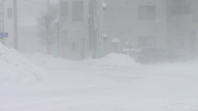 在雪灾，北海道，日本的城镇景观视频素材