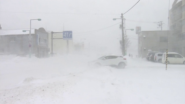 汽车在暴风雪中行驶，北海道，日本视频素材