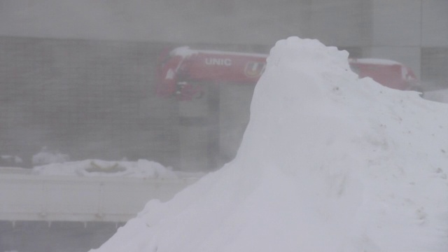 雪灾和重型机械，北海道，日本视频素材