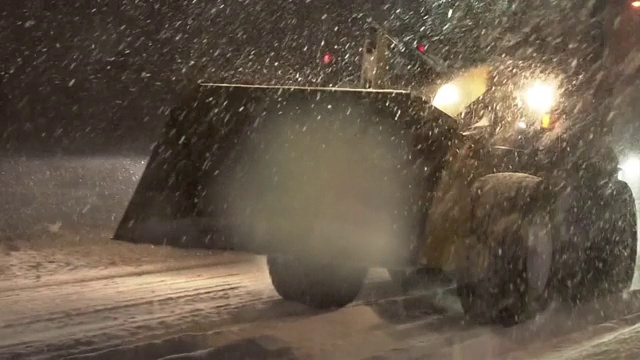 日本北海道，暴风雪之夜的汽车视频素材