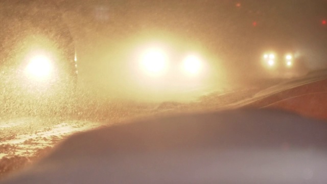 日本北海道，暴风雪之夜的汽车视频素材