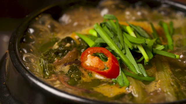 在韩国的一家餐馆里，在“Ttukbaegi”(火锅)里煮“Chueo-Tang”视频素材