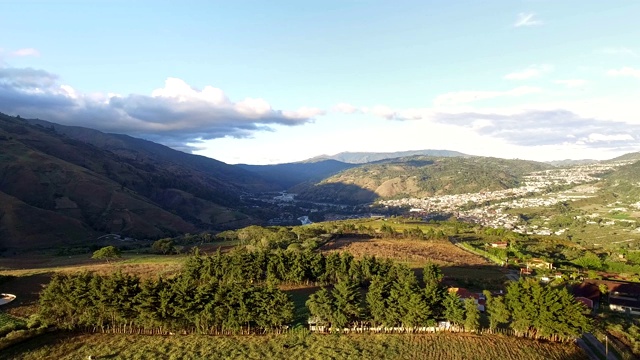 鸟瞰波科诺市日落在特鲁希略安第斯山视频素材