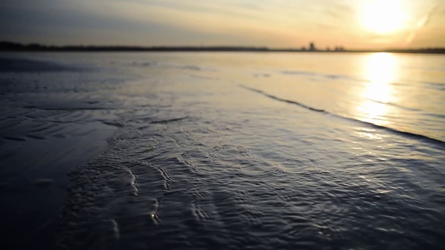 日落时海面上平静的波涛视频素材