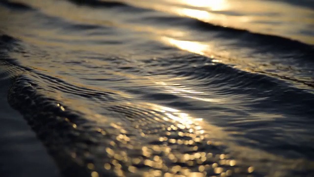 日落时海面上平静的波涛视频素材