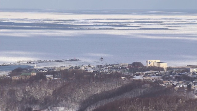 漂流冰中的游船，北海道，日本视频素材