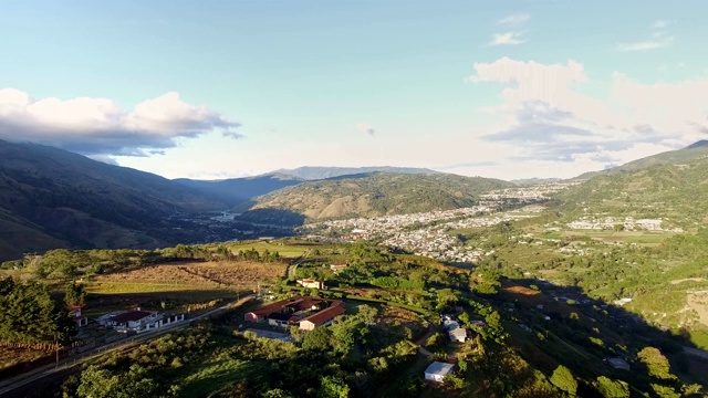 鸟瞰波科诺市日落在特鲁希略安第斯山视频素材