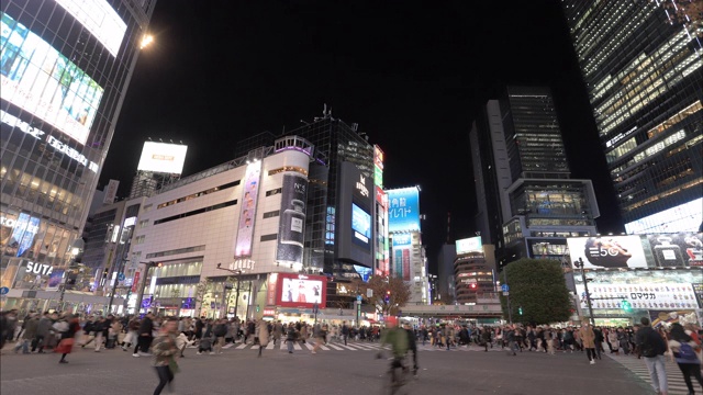 东京涉谷十字路口，行人走过的夜晚视频下载