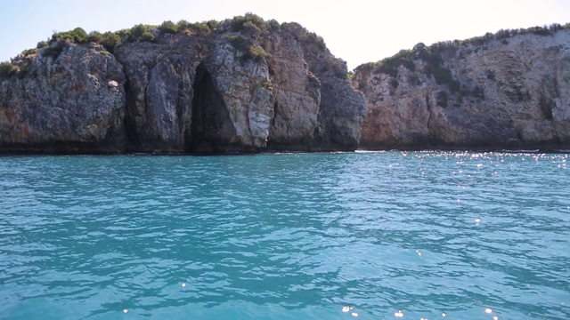 暑假期间，从白色小船的船头眺望美丽的大海和风景视频素材