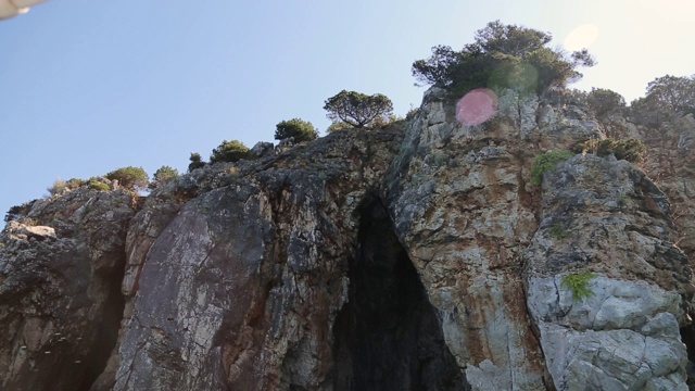 暑假期间，从白色小船的船头眺望美丽的大海和风景视频素材