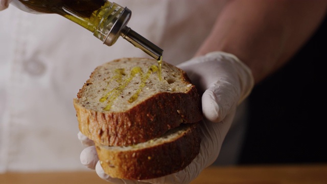 用橄榄油调味黑面包吐司视频素材