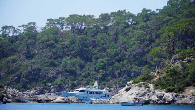 美丽的白色游艇停泊在惊人的海湾。Oludeniz土耳其4 k。视频素材