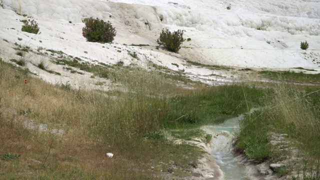 水沿着美丽的山坡Pamukkale，土耳其，4K。视频素材