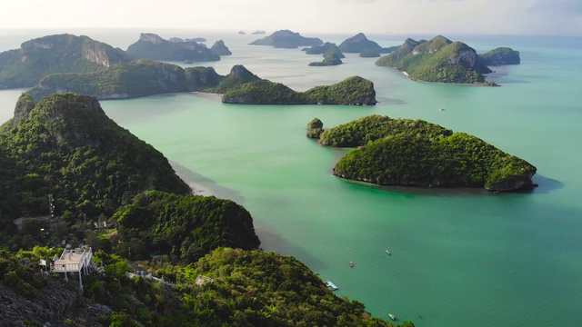 鸟瞰图鸟瞰图的海洋岛屿在昂通国家海洋公园附近的旅游天堂苏梅岛热带度假胜地。泰国湾的群岛。田园诗般的自然背景视频素材