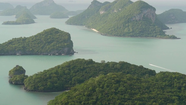 鸟瞰图鸟瞰图的海洋岛屿在昂通国家海洋公园附近的旅游天堂苏梅岛热带度假胜地。泰国湾的群岛。田园诗般的自然背景视频素材