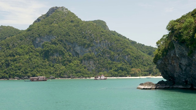 一组海岛在昂通国家海洋公园附近的苏梅岛天堂热带旅游胜地。泰国湾的群岛。田园诗般的绿松石海洋自然背景与复制空间视频素材