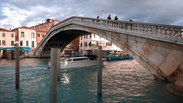 行人穿过意大利威尼斯大运河上的斯卡尔兹桥(Ponte degli Scalzi bridge)视频素材