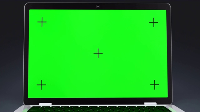 现代笔记本电脑与绿色屏幕隔离在灰色背景。视频素材