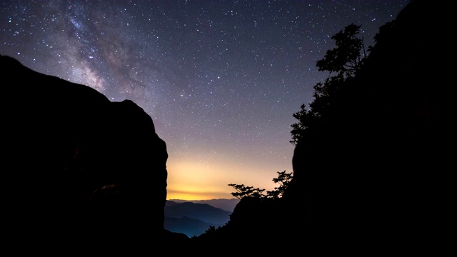 黄麻山/平川枪，庆尚南道，韩国的岩石和夜空景色视频素材