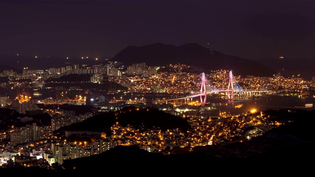 釜山海港大桥附近市中心地区的日落和夜景/釜山，韩国视频素材