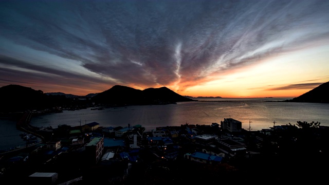 欧米茄形状的日出/ Gadeokdo岛，江西谷，釜山，韩国视频素材