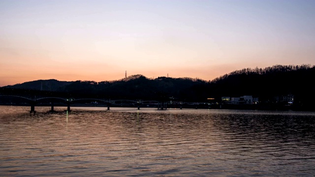 韩国庆尚北道安东，卧盈宫桥和夜景上的日落视频素材