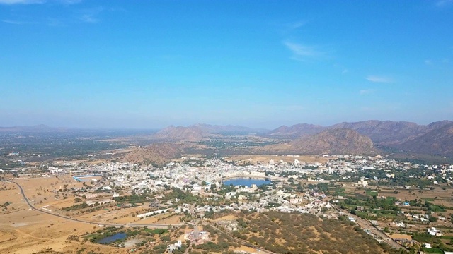 布什卡鸟瞰住宅区和湖泊视频素材