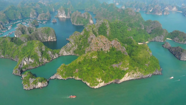 空中飞行:独特的飞越下龙湾兰下湾吉巴岛，越南著名的旅游目的地。湛蓝的天空。石灰岩耸立在海上。视频素材