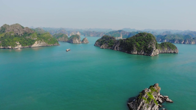 空中飞行:独特的飞越下龙湾兰下湾吉巴岛，越南著名的旅游目的地。湛蓝的天空。石灰岩耸立在海上。视频素材