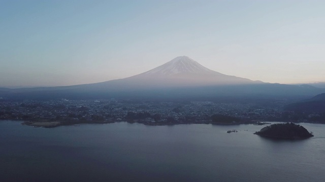 空中拍摄倾斜的富士山山中湖。视频素材