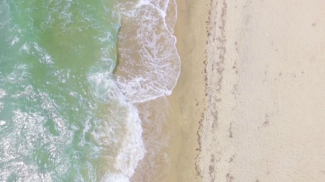 宽敞的沙滩，空旷的海滩和海浪在美丽的晴天-无人机镜头视频素材