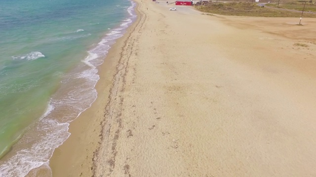 宽敞的沙滩，空旷的海滩和海浪在美丽的晴天-无人机镜头视频素材