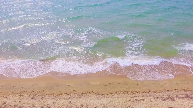 宽敞的沙滩，空旷的海滩和海浪在美丽的晴天-无人机镜头视频素材