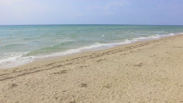 宽敞的沙滩，空旷的海滩和海浪在美丽的晴天-无人机镜头视频素材