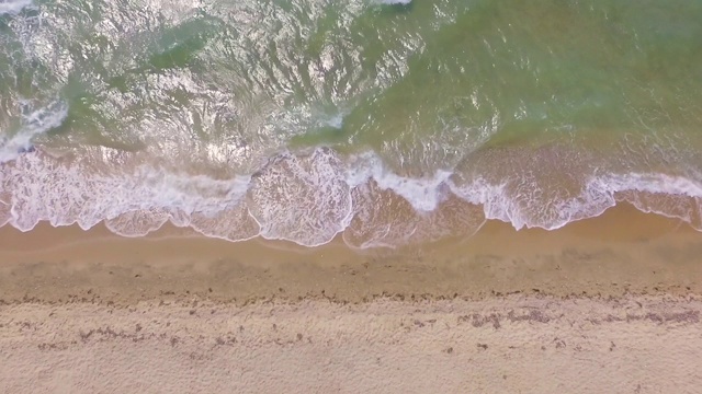 宽敞的沙滩，空旷的海滩和海浪在美丽的晴天-无人机镜头视频素材