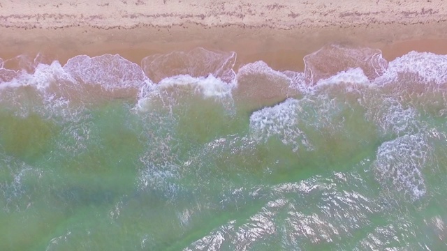 宽敞的沙滩，空旷的海滩和海浪在美丽的晴天-无人机镜头视频素材