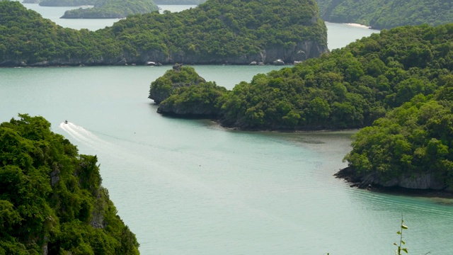 鸟瞰图鸟瞰图的海洋岛屿在昂通国家海洋公园附近的旅游天堂苏梅岛热带度假胜地。泰国湾的群岛。田园诗般的自然背景视频素材