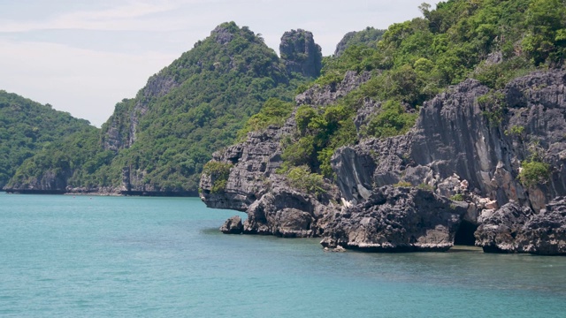 一组海岛在昂通国家海洋公园附近的苏梅岛天堂热带旅游胜地。泰国湾的群岛。田园诗般的绿松石海洋自然背景与复制空间视频素材