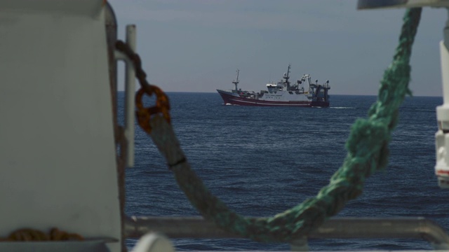 在波涛汹涌的海面上出海的拖网渔船视频素材