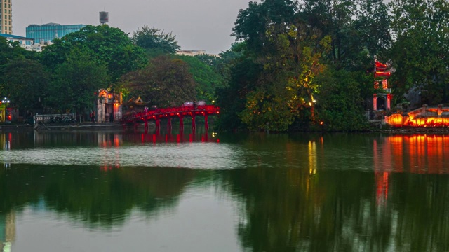 时间流逝:玉山寺和红桥倒影在还剑湖，河内，越南视频素材