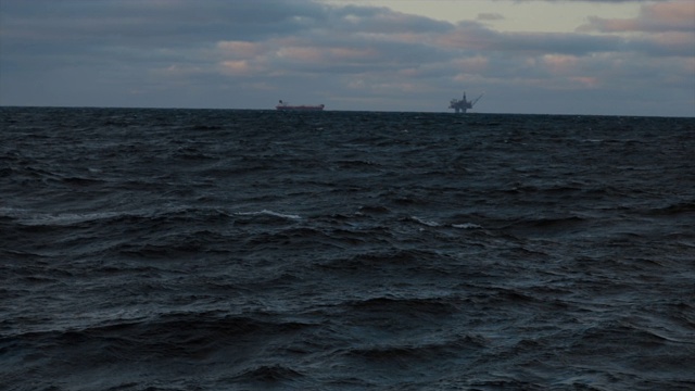 北海的海上钻井平台视频素材